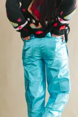 Pantalón cargo colorado de tela brillante con elástico en la cintura y bolsillos con solapa.