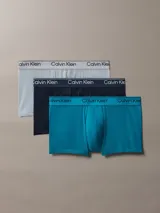 Pack de tres boxers tipo trunk de Calvin Klein confeccionados en microfibra elástica suave. Presentan un diseño de talle bajo con cinturilla elástica distintiva de la marca sin costuras y bolsillo frontal con soporte. El conjunto incluye colores gris claro, azul marino y turquesa.