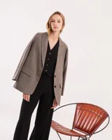 Pantalón de vestir negro de corte palazzo con elástico en la pretina trasera, cierre delantero y broche interno.