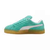 Championes Puma modelo Suede XL, color azul vibrante con detalles en blanco. Presentan un diseño clásico de gamuza con cordones anchos, suela de goma texturizada y el logo de la marca en dorado en el lateral.