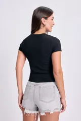 Remera de manga corta en tejido rib color negro, de corte ajustado al cuerpo.