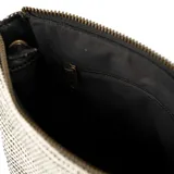 Bandolera de diseño tipo cubo, confeccionada en una combinación de rafia con patrón de tejido en zigzag blanco y negro, y base de cuero sintético negro. Presenta una placa metálica dorada con el logo de la marca en el frente y una correa fija de cuero sintético negro.