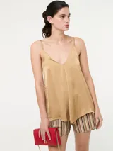Top de tirantes finos con escote en V, confeccionado en tela satinada con caída fluida.