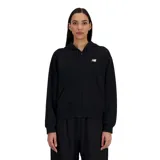 Campera con capucha New Balance Sport Essentials, color negro, con cierre frontal y logo bordado en blanco en el pecho. Confeccionada en tejido de rizo de algodón y poliéster reciclado.