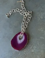 Collar de cadena con dije de piedra de ágata natural verde en formato geoda.