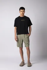 Bermuda cargo de lino y rayón color blanco, con bolsillos laterales tipo cargo, cintura elástica con cordón ajustable y calce relajado.