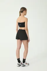 Short negro de microfibra elastizada con solapas a los costados.