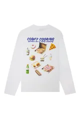 Camiseta de manga larga color blanco, con cuello redondo y estampado pequeño en el pecho con la frase 'Comfy Cooking'.