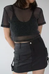 Crop top negro transparente de mangas cortas con brillo.