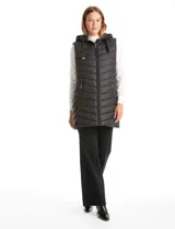 Chaleco puffer largo de la marca Weatherproof, con diseño capitoneado, cierre frontal completo, capucha fija y bolsillos laterales con cierre.