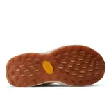 Championes de trail running New Balance Fresh Foam X Hierro v8, color amarillo con detalles en azul y suela Vibram.