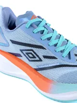 Championes de running Umbro modelo Speed, color celeste con detalles en naranja y blanco. Presentan una estructura de malla transpirable, cordones en tono turquesa y entresuela con amortiguación.