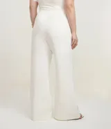 Pantalón flare de sastrería Ashua color blanco, con elástico en la espalda y bolsillos tipo cuchillo.