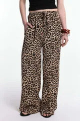 Pantalón de viscosa con estampado animal print de leopardo, cintura elastizada con lazo regulable y pierna recta.