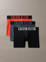 Pack de tres boxers largos Calvin Klein de microfibra, con talle medio y cinturilla elástica distintiva de la marca. Incluye un boxer rojo, uno gris y uno negro.