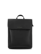 Mochila urbana de diseño minimalista y estructura rígida, confeccionada en material sintético con textura saffiano. Cuenta con una solapa frontal con cierre magnético, asa superior y logo de la marca en letras metálicas doradas.