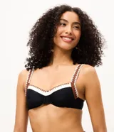 Top de bikini de media copa Bossa Nossa confeccionado en microfibra con aro estructurado, con diseño negro, ribete blanco y tirantes anchos en marrón con detalles geométricos en blanco. Cuenta con broche metálico en la espalda y breteles regulables.