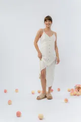 Vestido midi celeste de tejido tipo seda fría, con breteles finos regulables, botones de madera decorativos en el frente, pliegues decorativos en la cintura y cierre invisible en el costado.