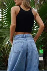 Jeans de denim de tiro alto y pierna ancha tipo extra wide, con bolsillos traseros aplicados y diseño exclusivo de corte amplio con costuras frontales diagonales.