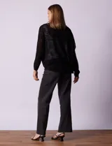 Cárdigan tejido color beige, marca Joseph A, de mangas largas y calado con motivos florales.