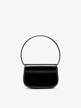 Bolso bandolera negro de cuero brillante con asa superior y correa extraíble. El logo Oval D está adornado con 165 cristales de diferentes tonos y tamaños.