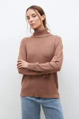 Polera negra de cuello alto y manga larga.