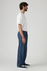 Jean de hombre de corte recto relajado, color azul oscuro.