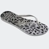 Ojotas Havaianas Slim con estampado animal print en tonos grises y tiras plateadas.