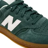 Championes urbanos New Balance modelo 500, color verde con detalles en blanco. Confeccionados en gamuza con suela de goma color caramelo.