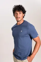 Remera de manga corta color azul, con cuello redondo y logo de la marca bordado en el pecho.