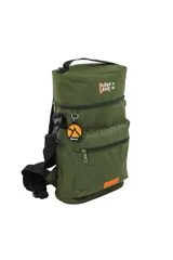 Mochila matera de color verde militar con diseño cilíndrico y marca Discovery. Cuenta con compartimentos con cierre, asa superior y correa ajustable. Presenta estampados de coordenadas y el logo de la marca en relieve.