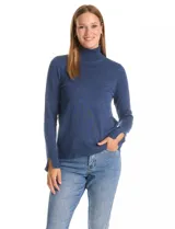 Polera de tejido fino, color azul, con cuello alto, manga larga y detalle de tajo en los puños.