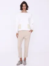 Pantalón cigarette color beige con bolsillos laterales y traseros.