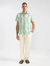 Pantalón de lino premium con corte recto y fit relajado. Presenta cintura elástica con cordón de ajuste, bolsillos laterales y bolsillo trasero.