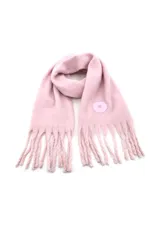 Bufanda de tejido suave color rosado, con flecos en los extremos y detalle de parche circular en uno de los lados.