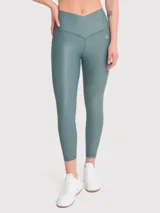 Calza deportiva color verde azulado, tiro alto, sin bolsillos y tela brillante.