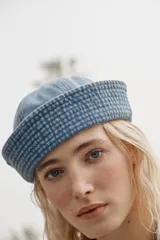 Gorro marinero de denim azul, confeccionado en algodón, con diseño de ala vuelta.