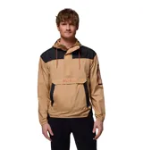 Chaqueta tipo cortaviento Columbia con diseño de media cremallera y capucha ajustable. Presenta un bolsillo frontal grande con solapa y un bolsillo adicional con cierre en la manga. Combina tonos beige y negro, con tecnología Omni-Shield que repele la humedad y las manchas.
