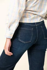 Pantalón jean azul oscuro, de corte wide leg y tiro alto.
