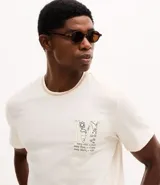 Remera de manga corta y cuello redondo, confeccionada en una mezcla de algodón y poliéster. Presenta un pequeño bordado en el pecho con la letra M.