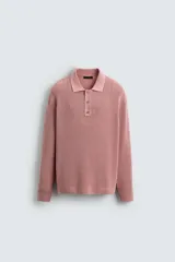 Polo de manga larga con tejido de punto de algodón con estructura tipo waffle. Presenta cuello solapa y cierre frontal con botonadura, con un acabado de efecto lavado.