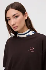 Remera de algodón lavado color beige, de manga corta y calce clásico, con pequeño bordado de estrella en el pecho.