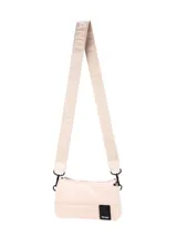 Bandolera color beige con correa ancha de tela con el nombre de la marca.