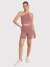 Top deportivo de un solo hombro con diseño asimétrico y tirante fino, confeccionado en tejido técnico elástico con sujetador integrado y almohadillas removibles.