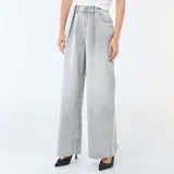 Jean de corte wide leg y tiro alto, confeccionado en denim de color gris lavado. Presenta pinzas en la cintura, cierre frontal con botón y bolsillos laterales.