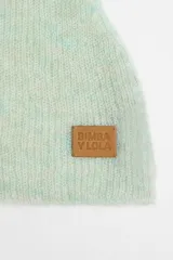 Pasamontañas tejido de punto color verde claro, confeccionado en mohair.