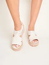 Sandalias de cuero color marrón con plataforma y taco bajo.