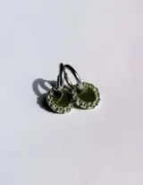 Par de aros de resina azul con borde de strass y arito de acero quirúrgico.