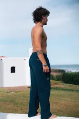 Pantalon de jogging color azul, de corte recto y holgado, con cintura elástica y logo pequeño en la pierna.
