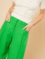 Pantalón de lino color naranja, de tiro alto y corte wide leg.